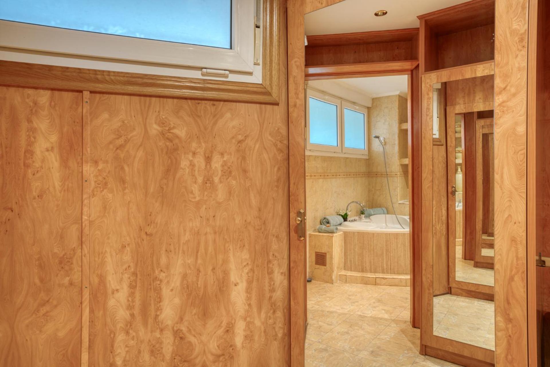 Beachfront, Two Bed- & Bathrooms, Private Parking フエンヒロラ エクステリア 写真
